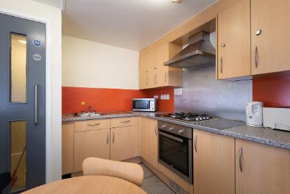 A band 1 shared bathroom, second 'pantry' kitchen in Halifax College. Example room layout. Actual layout and furnishings may vary. 